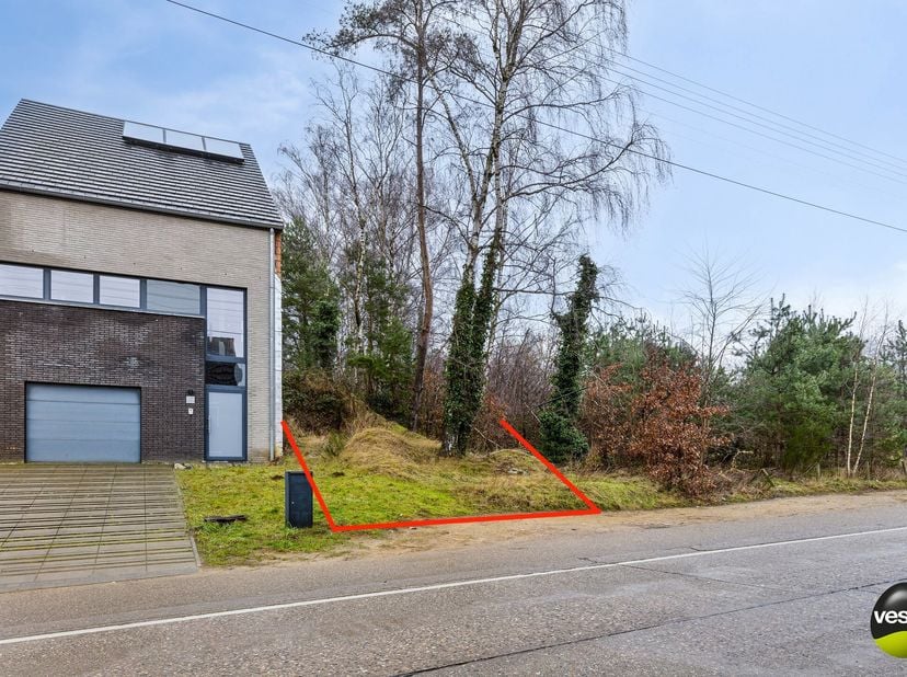 Deze bouwgrond voor een halfopen bebouwing bevindt zich aan de Oostereindestraat in Lummen, op een strategische locatie met vlotte verbindingen naar d