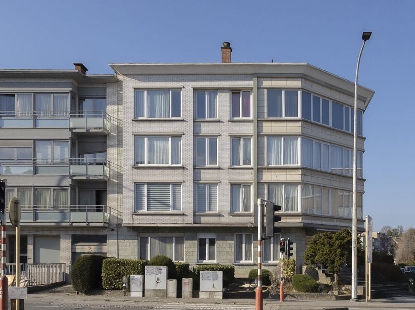 Dit instapklaar appartement met autostaanplaats in Sint-Jans-Molenbeek is gelegen in de verzorgde residentie Sleutelplas en bevindt zich op de tweede