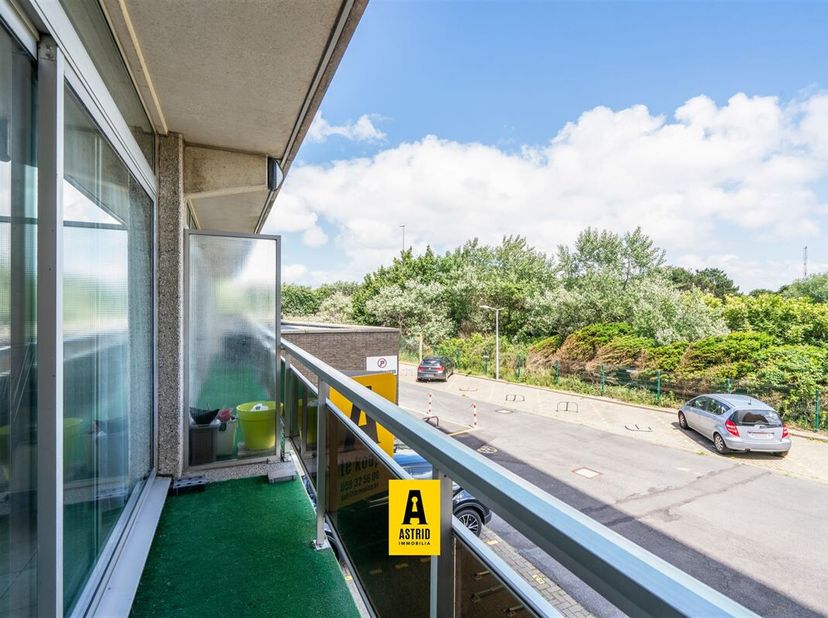 Leuke gezellige studio vlakbij zeezicht op ideale ligging!!  Gelegen op de eerste verdieping van de residentie Astrid (met lift) met zicht op de duine