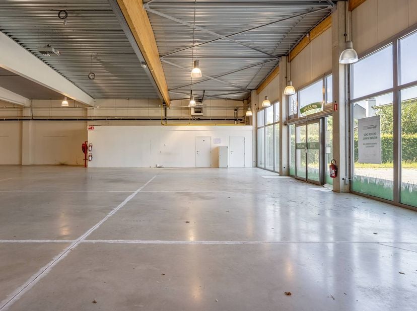 Cet immeuble commercial prêt à emménager et isolé industriellement est situé à un endroit prisé et prisé au niveau de la Genkersteenweg 159 à Hasselt.