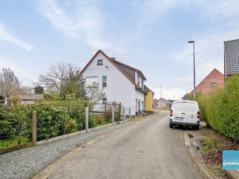 TE KOOP te WICHELEN: Rustig gelegen woning op een perceel van 390 m².<br />
Deze woning vraagt om de nodige renovatie en biedt een stevige betonstruct
