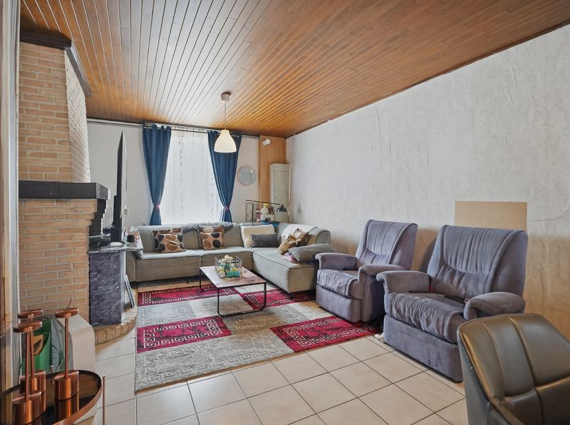 Kijkdag op zaterdag 11 juli - op afspraak!<br />
Ruime rijwoning met vier slaapkamers en diepe tuin op een perceel van 220 m², gelegen in Sint-Andries