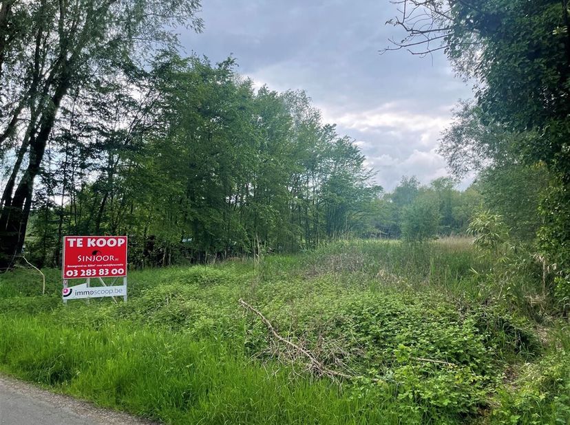 Situé au calme dans un environnement naturel entre Schilde et 's Gravenwezel avec vue sur les prairies.<br />
Terrain destiné à la construction d'une