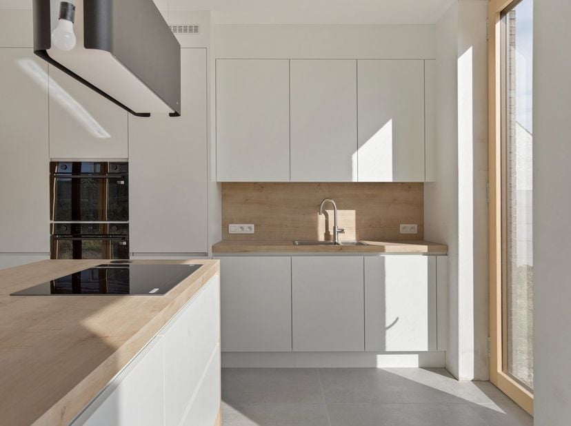 Villa moderne et économe en énergie. Idéalement située près du centre de Lennik et à quinze minutes de Halle. Grâce à ses grandes fenêtres, il y a une