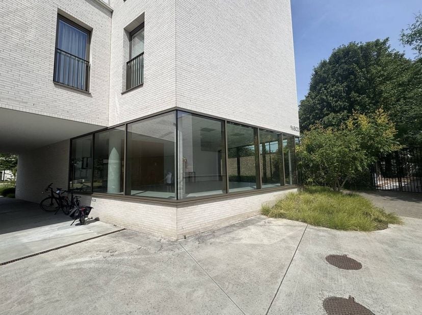 Op een vlot bereikbare zichtlocatie langs de Koning Albert I-laan (nr. 96) in Brugge bevindt zich dit instapklare gelijkvloerse handelspand in het kwa