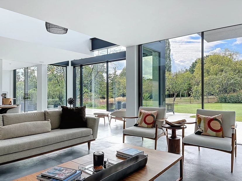 Deze villa, ontworpen door architect Serra di Migni, ligt in de wijk Hoogvorst in Tervuren en biedt een uitzonderlijke ontwikkeling in een gewilde, di