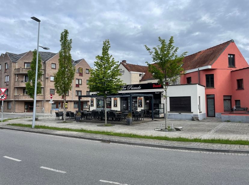 Café avec terrasse spacieuse près du centre-ville