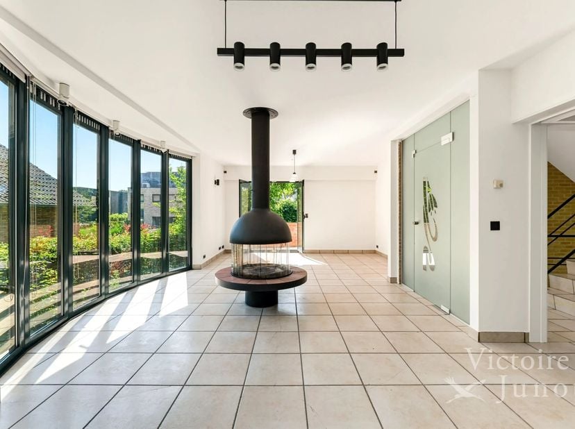 Victoire Junot vous propose à la vente cette villa 4 façades idéalement située à proximité du Moorselbos et de la British School.<br />
Le rez-de-chau