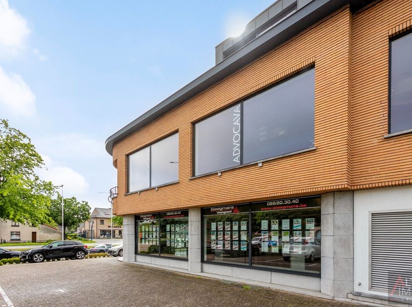 BEDRIJFSPAND MET ZEER RUIM APPARTEMENT OP TOPLOCATIE!<br />
<br />
Dit gebouw, gelegen op de verbindingsweg tussen het stadion van KRC Genk en de op-