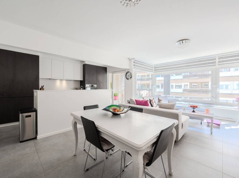 Het appartement is gelegen op de derde verdieping van een kleinschalige residentie. Het  appartement werd volledig vernieuwd in 2022 en heeft twee rui