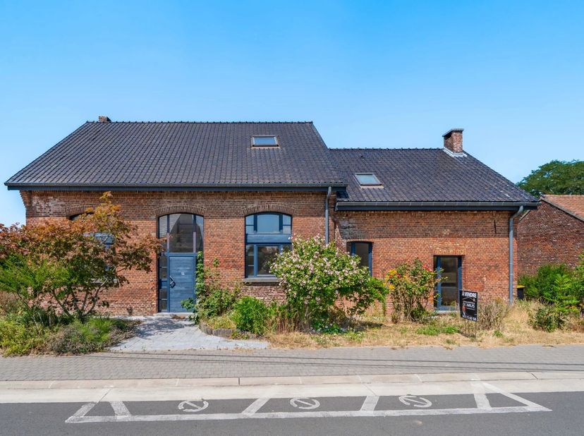Surface habitable : 419 m²<br />
Superficie du terrain : 1015 m²<br />
PEB : C<br />
L'alliance parfaite du charme et du confort<br />
Laissez-vous sé