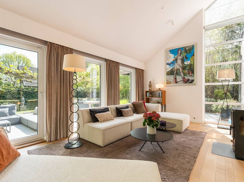 Cette impressionnante villa d'une surface habitable d'environ 370 m² offre une expérience de vie exceptionnelle dans un endroit recherché à Hasselt. C