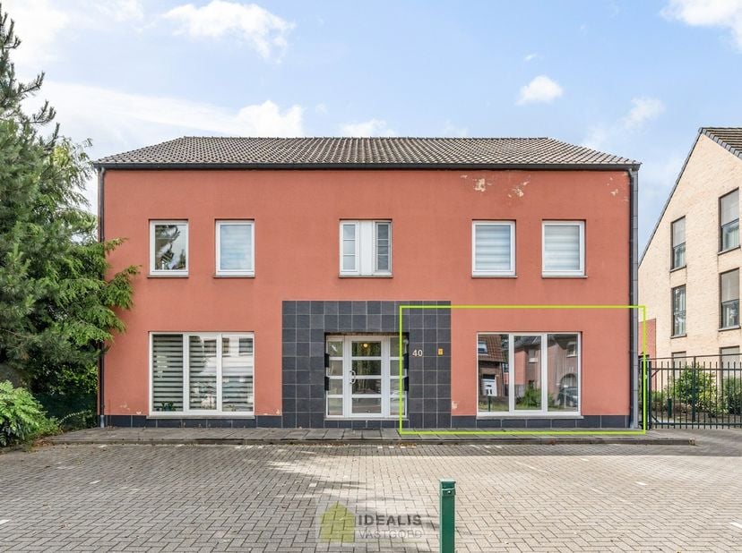 IDEALIS VASTGOED – GELIJKSVLOERS APPARTEMENT GELEGEN OP UITERST CENTRALE LOCATIE TE HECHTEL-EKSEL. Dit ruime appartement omvat een aangename 91m² en b