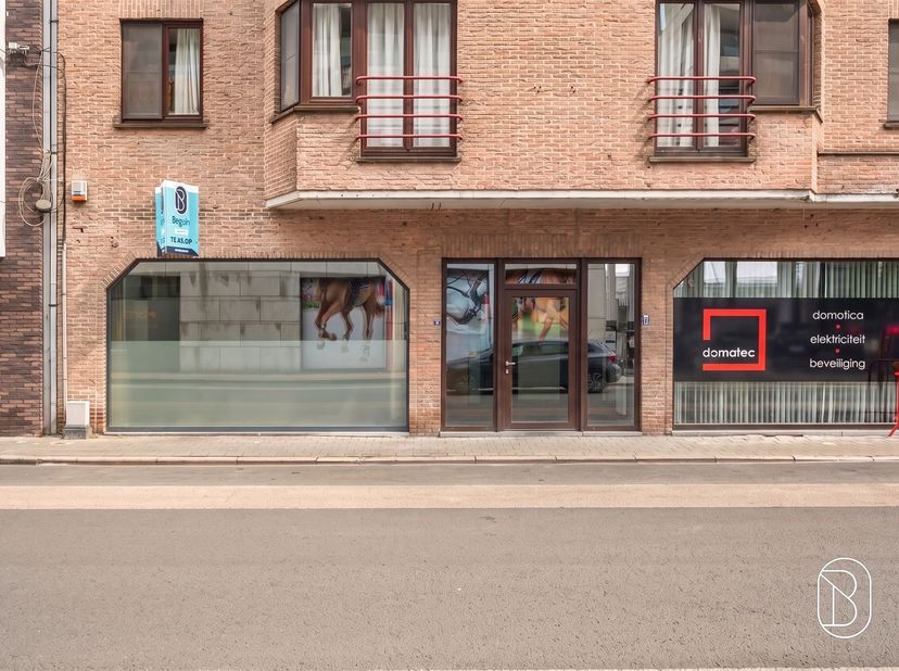 Te koop: instapklaar commercieel gelegen handelspand in centrum Waregem - mooie visibiliteit. <br />
<br />
Op een uitstekende commerciële ligging i