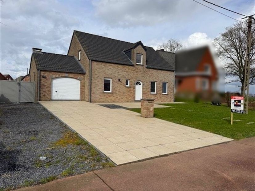 Zeer aantrekkelijke villa uit 2010 gelegen tussen Doornik en Leuze-en-Hainaut met bijgebouw van +/- 41 m², ideaal voor een onafhankelijk/liberaal bero
