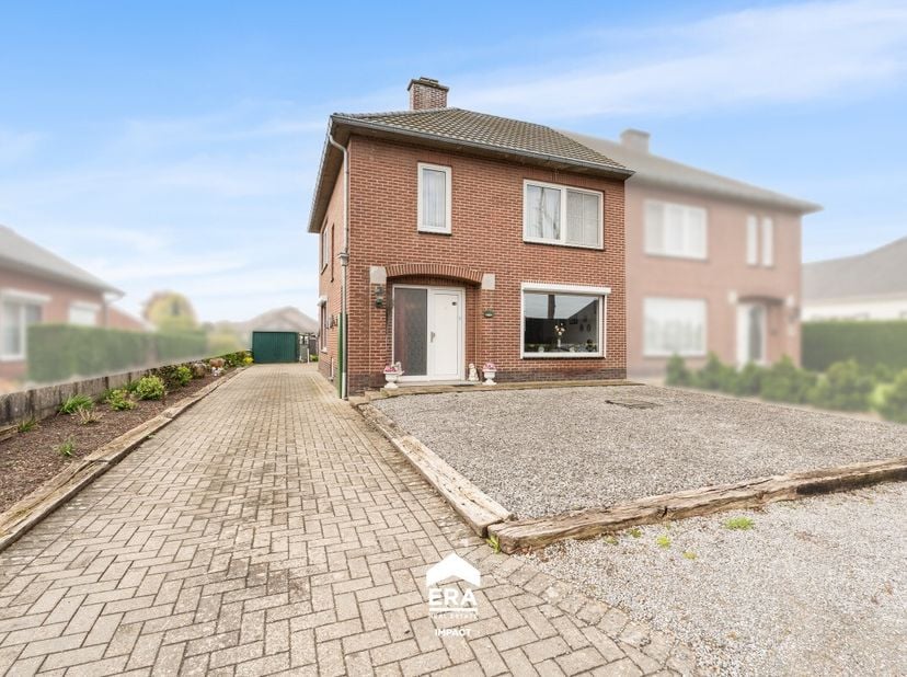 [[ DIT PAND NEEMT DEEL AAN DE ERA OPEN HUIZEN DAG OP 13/6 VAN 11:00 TOT 12:00 ]] Deze halfopen woning in Maaseik is gelegen op een uitstekende locatie