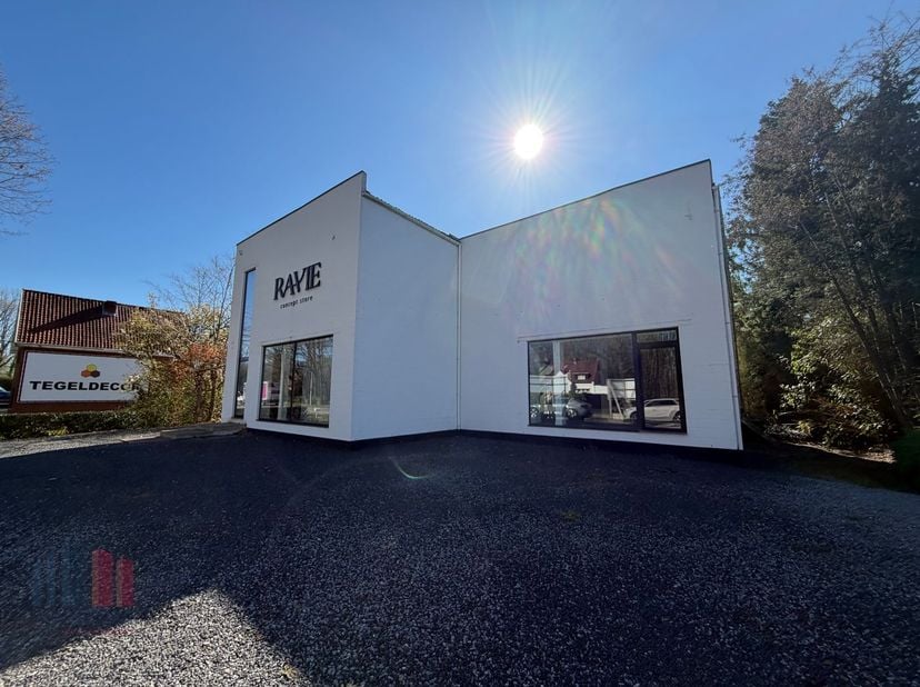 Instapklaar&amp;nbsp;Handelswoning&amp;nbsp; met een totale oppervlakte van 500 m² te koop.<br />
Uitstekend gelegen langs de Genkersteenweg, met goede zichtb