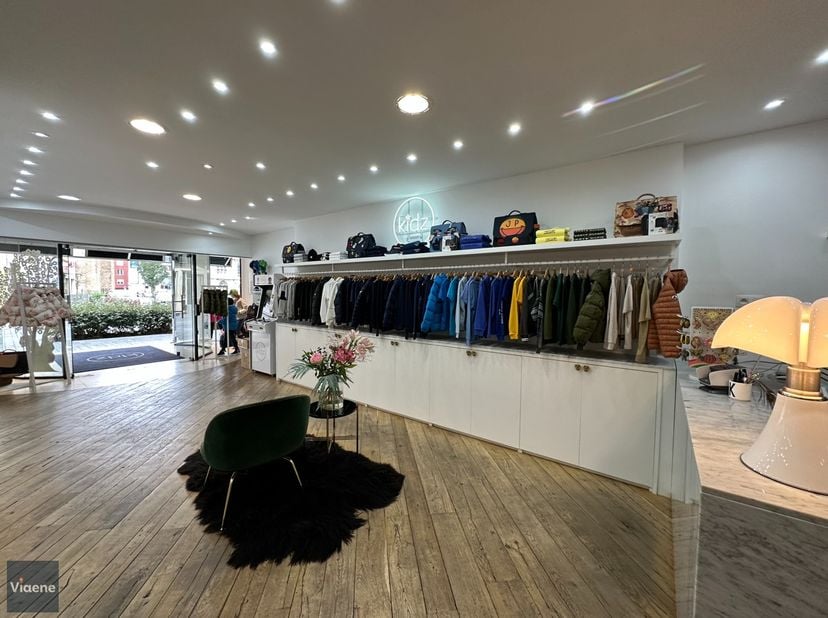 Handelsgelijkvloers 145 m² - commercieel gelegen nabij de Kapellestraat, het Sint-Petrus-en Paulusplein en het station - moderne winkel met hippe inri