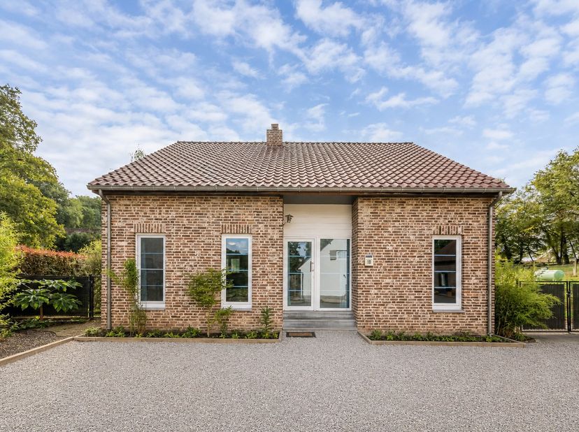 Achter deze eenvoudige gevel schuilt een verrassend ruime en aangename woonbeleving. <br />
Deze woning combineert een logische indeling en landelijke