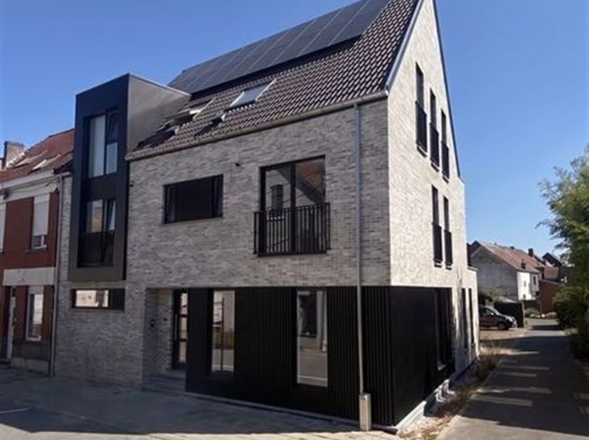Uiterst centraal gelegen, tussen Leuven en Brussel en op een zucht van de gezellige dorpskern van Bertem, zijn wij verheugd, dit nieuwbouwappartement