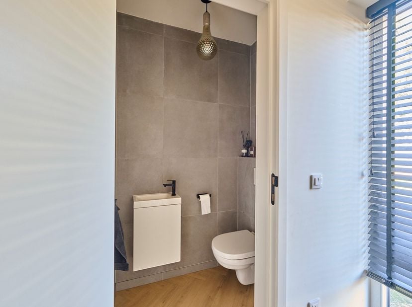 Landelijke rust gecombineerd met alle moderne comfort, dat vind je in deze gloednieuwe woning in Achel, vlakbij de Nederlandse grens. Een prachtig nie