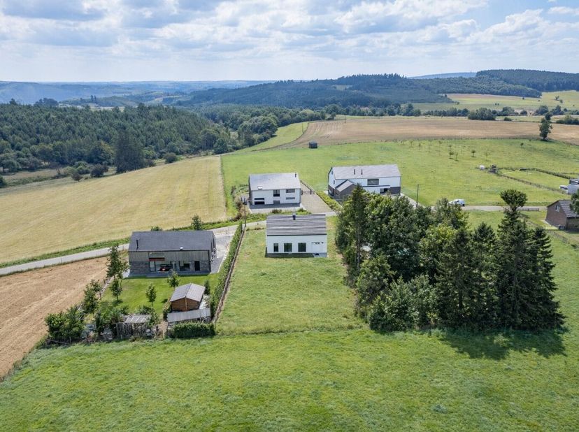 Lagence ERA B-LUX a le plaisir de vous présenter cette maison en gros uvre fermé, idéalement située à Ortho.Elle est équipée dune chaudière au gaz ain