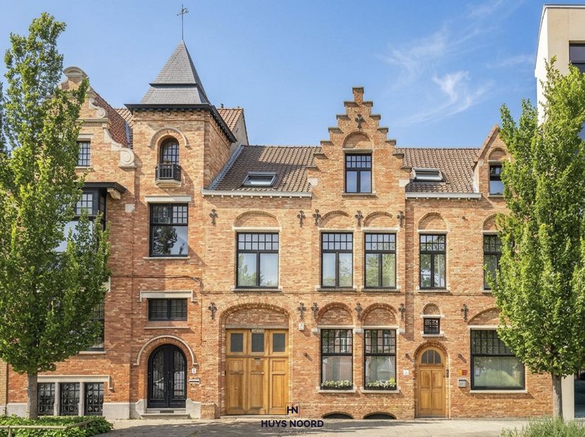 Exclusief genieten in deze energiezuinige gerenoveerde Herenwoning met luxe slaapkamers, tuin en inpandige garage!<br />
<br />
Aan de rand van het hi
