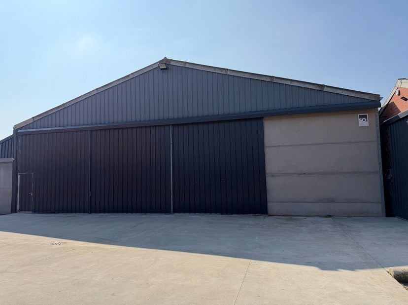 Loods van 18m breed op 19,5m diep voor opslag te huur.<br />
<br />
Hoogte poort 4,18 meter.<br />
<br />
Voorzien van verlichting.<br />
<br />
Onmid