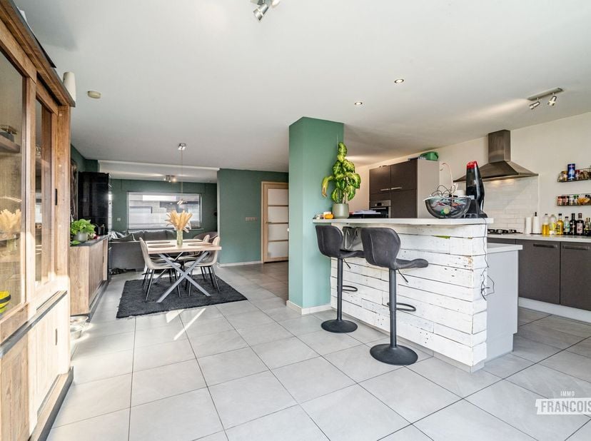 Ontdek deze prachtige, instapklare woning in Zeebrugge, ideaal gelegen in een rustige buurt, vlakbij winkels, horecazaken en het openbaar vervoer.<br