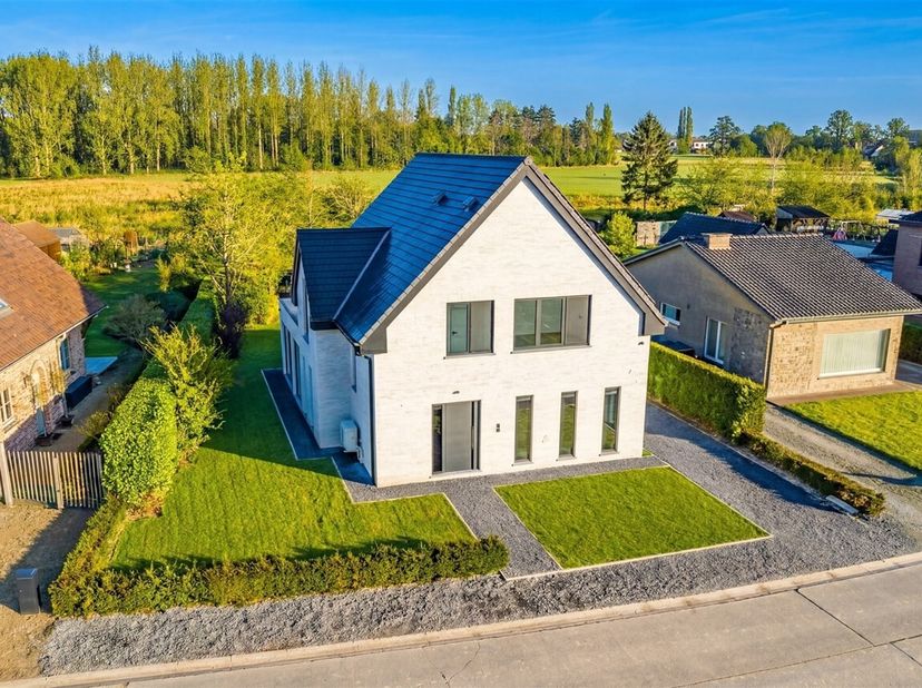 In het rustige en gegeerde Westrem bevindt zich deze sublieme, volledig gerenoveerde villa met externe garage. De woning geniet van een serene ligging