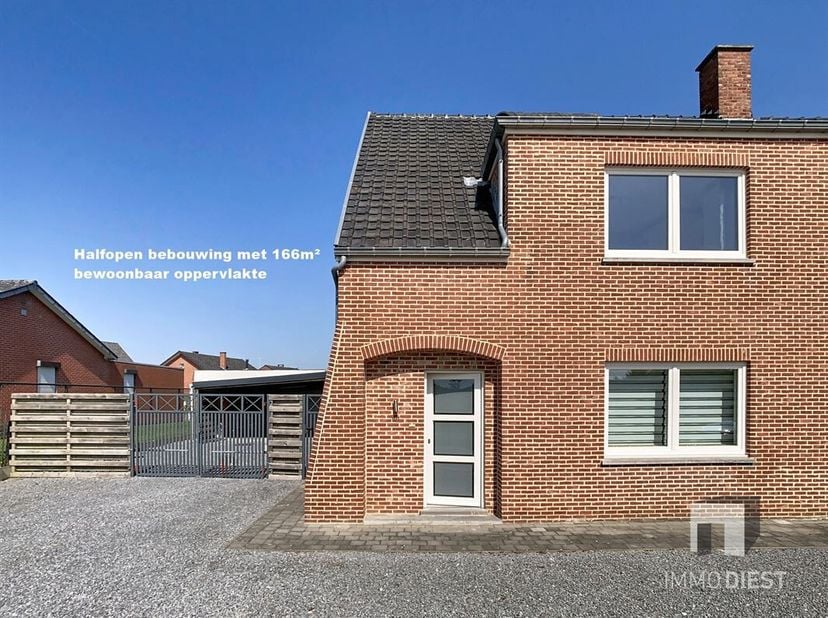 Welkom in deze volledig gerenoveerde (2015) halfopen woning in Nieuwerkerken (8 are) , een moderne en gezellige familiewoning met een bewoonbare opper