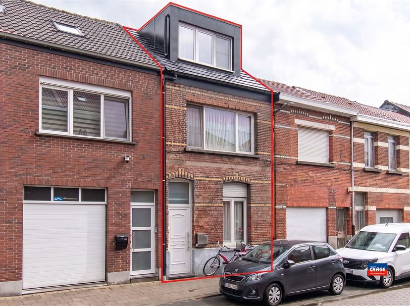 HOBOKEN | VOLLEDIG GERENOVEERDE GEZINSWONING MET VIER SLAAPKAMERS, BUREAU EN TUINTJE | EPC B |<br />
Indeling als volgt: <br />
Gelijkvloers: inkomh