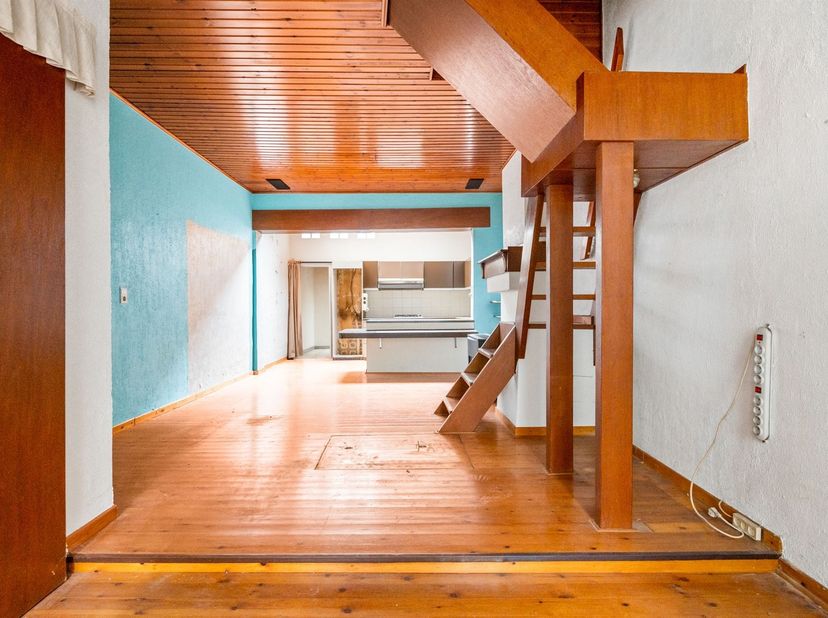 Te renoveren rijwoning met potentieel te koop in opkomende buurt!<br />
<br />
Ligging: Deze woning is gelegen in de Florastraat, een rustige straat