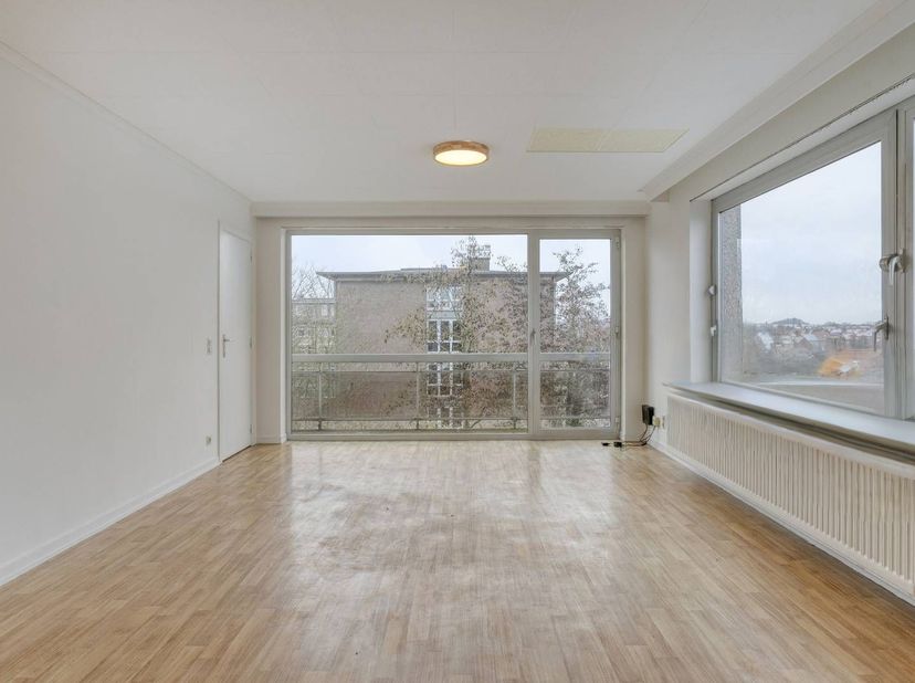 Ontdek dit charmante en instapklare appartement met gunstig EPC. Het appartement is uitstekend gelegen nabij alle belangrijke invalswegen, winkels en