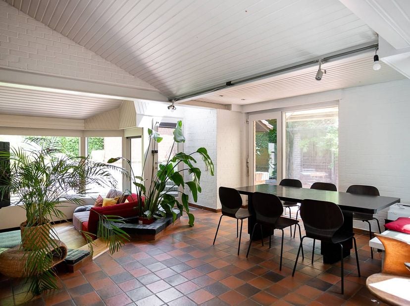 Vous recherchez une maison confortable dans un emplacement privilégié ? Découvrez cette charmante et lumineuse maison dans le centre de Deerlijk. Cett