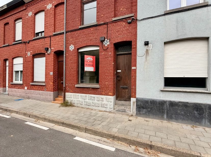 Deze woning biedt een mooie basis voor wie op zoek is naar een renovatieproject met potentieel. Op het gelijkvloers vinden we een ruime leefruimte met