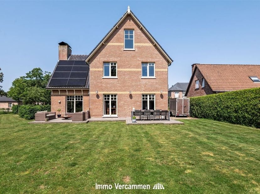 Welkom in deze stijlvolle en karaktervolle herenwoning waar ruimte, comfort en charme perfect samenkomen. Deze uitstekend onderhouden woning beschikt