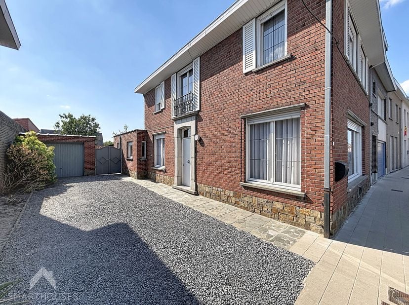 Bent u op zoek naar een woning die u volledig naar uw eigen smaak kunt renoveren? Dan is deze halfopen bebouwing met veel potentieel zeker een bezoek