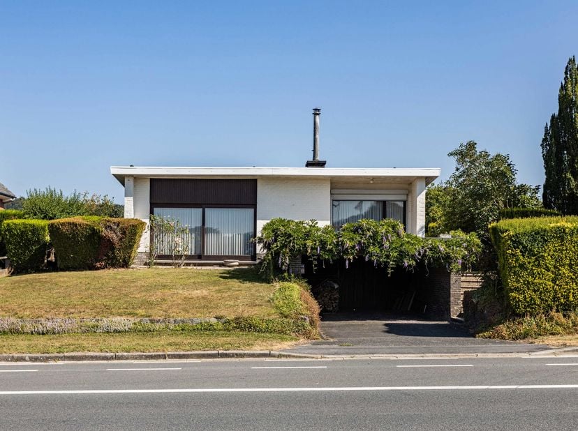 Deze interessante gelijkvloerse villa is gelegen in de buitenrand van de stad, omgeven door de achterliggende, glooiende velden (agrarisch gebied) met