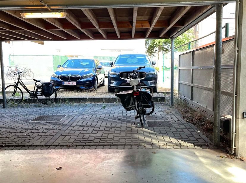 L'emplacement de parking est situé sous un carport et est accessible par un portail sécurisé avec code d'accès, garantissant une sécurité et une intim