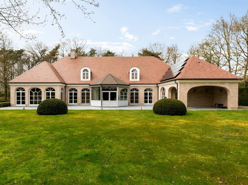 Exclusieve villa met wellness, binnenzwembad, 5 slaapkamers , 3 badkamers op riant perceel van 4.000 m² in Kasterlee.<br />
<br />
<br />
Ontdek de