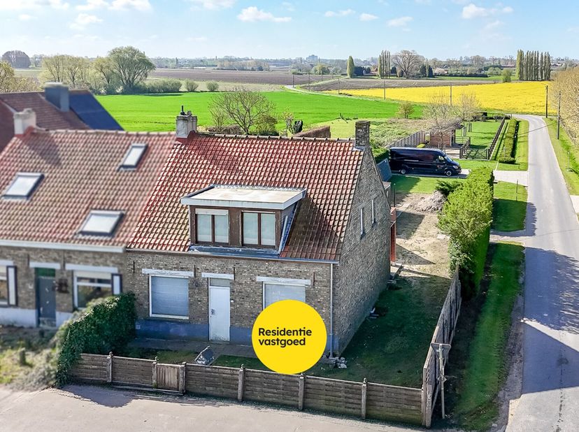 Welkom in deze woning gelegen in de Amersveldestraat 193 te Kortemark, een unieke opportuniteit voor wie op zoek is naar een project dat volledig naar