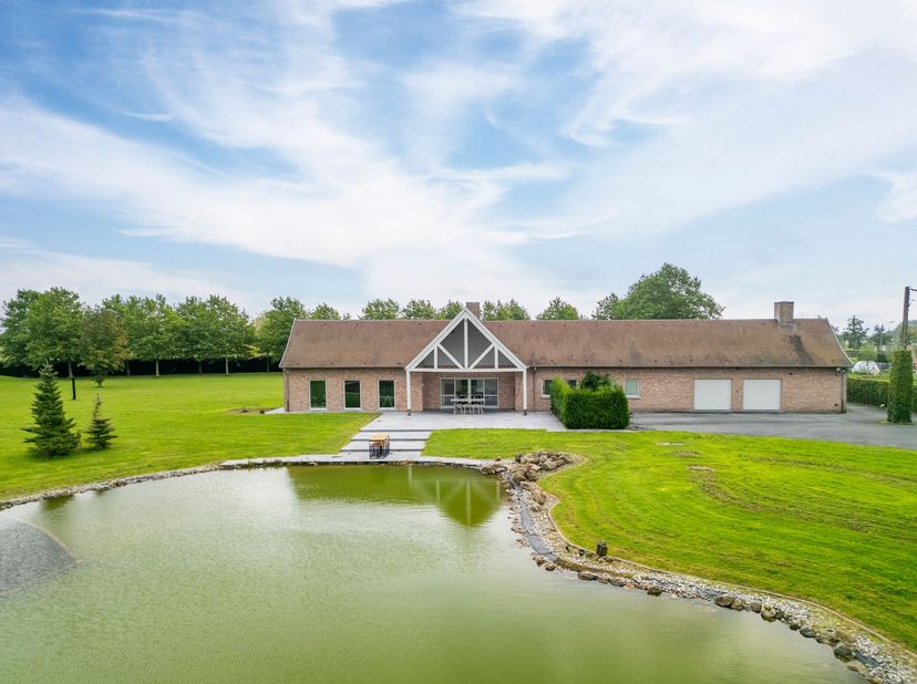 Deze exclusieve villa op een perceel van 19.933 m² wordt u te koop aangeboden op een zeer goede locatie.<br />
Een villa zoals deze kom je niet elke d