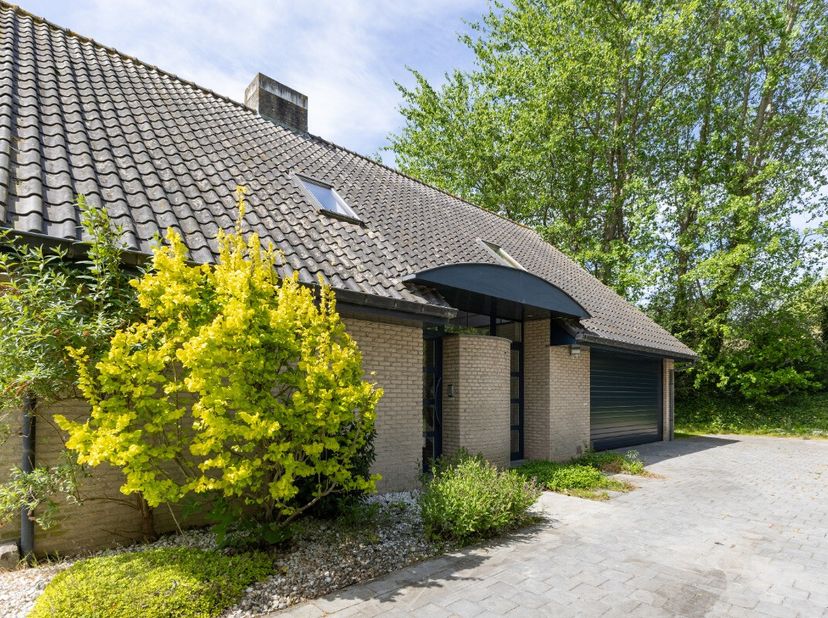 Adinkerke: Instapklare woning met 4 slaapkamers in groene, rustige omgeving Deze instapklare woning is gelegen in een prachtige omgeving in Adinkerke,