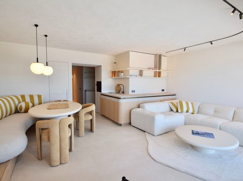 Magnifiquement rénové appartement avec vue panoramique sur la mer. Emplacement idéal entre la Place du Phare et la Place Albert, à deux pas des commer