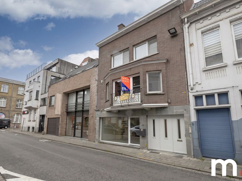 Woning met praktijk nabij de Grote Markt in Roeselare<br />
Strategisch gelegen in de onmiddellijke omgeving van de Grote Markt van Roeselare.<br />
D