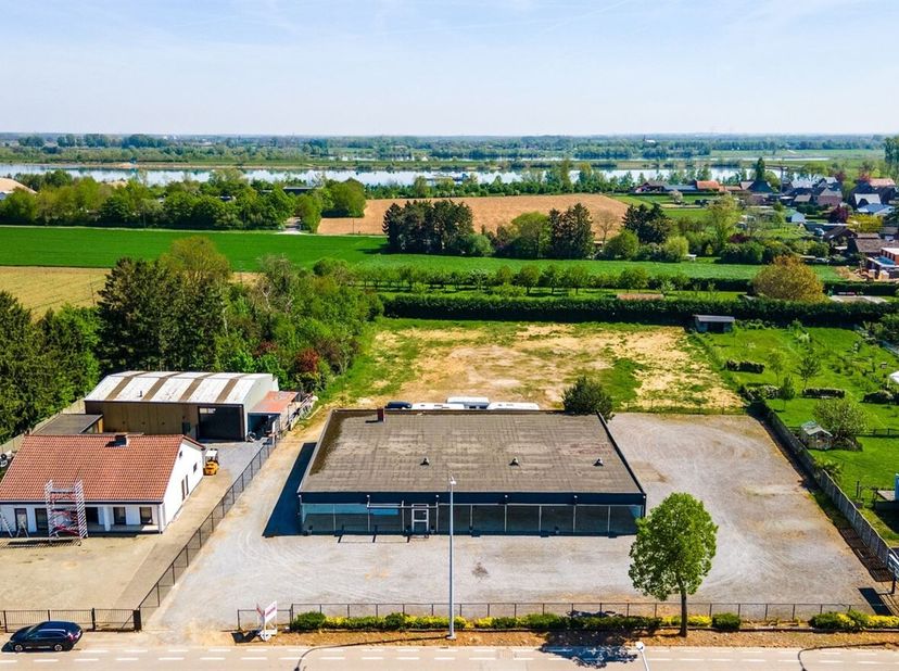 Handelsruimte op toplocatie te Dilsen-Stokkem <br />
Langs de drukbezochte Rijksweg in Dilsen-Stokkem bevindt zich deze ruime commerciële eigendom met