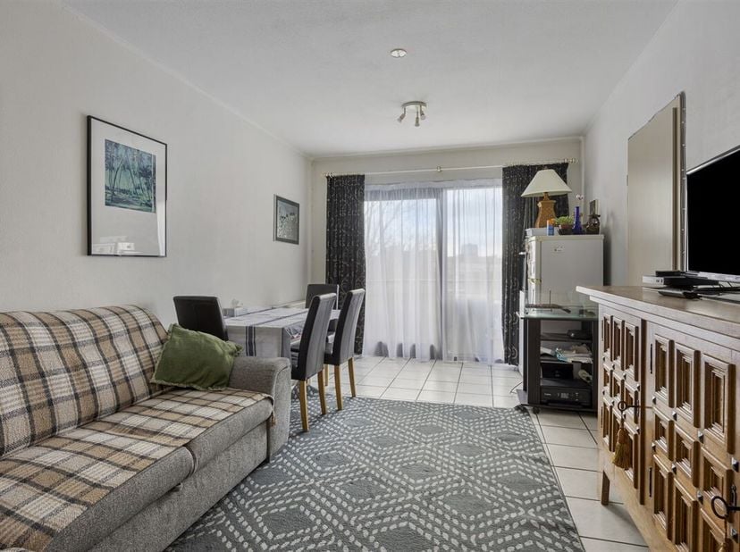 Bent u op zoek naar een éénslaapkamersappartement nabij een groene omgeving? Dan is dit lichtrijk appartement misschien wel iets voor jou!<br />
De in