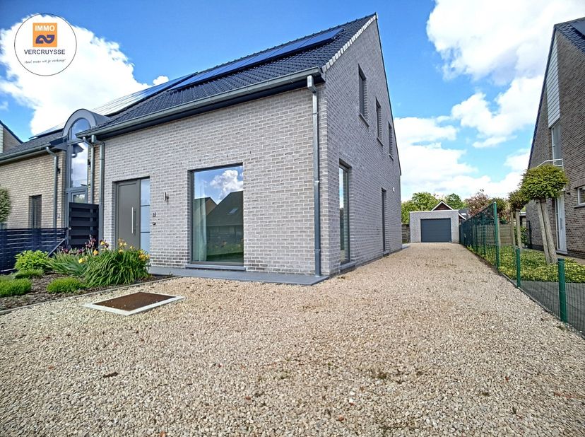 Moderne, recente woning, gelegen in een rustige verkaveling nabij het centrum van Wondelgem. Winkels, openbaar vervoer, verbindingswegen... allemaal o
