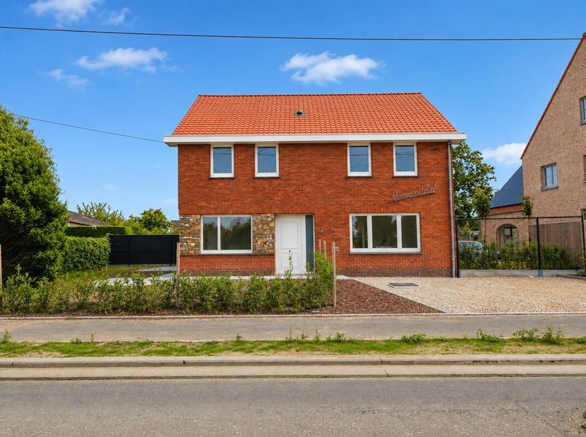 Vraag hier je bezoek aan: <br />
https://boltimmo.mijnhuurprofiel.be/property/10dcc317-6fc0-44ba-bbb4-5ee5560dcf0b<br />
Gerenoveerde vrijstaande woni